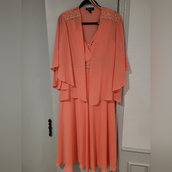 Beautiful Semi-formal Dress - Picture 1 of 4